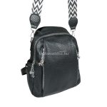 Fekete hátizsák, mintás lecsatolható oldalpánttal.