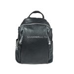 Fekete hátizsák, mintás lecsatolható oldalpánttal.