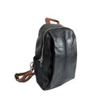 Sokzsebes női fekete háti és válltáska.