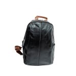 Sokzsebes női fekete háti és válltáska.