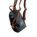 Sokzsebes női fekete háti és válltáska.