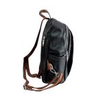 Sokzsebes női fekete háti és válltáska.