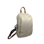 Világos női hátizsák és válltáska sok zsebbel.