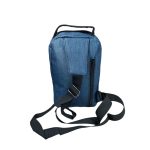 Férfi testtáska hátulján cipzáras zsebbel.