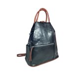 Fekete női divat hátizsák.