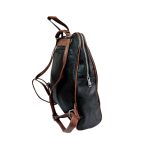 Fekete női hátizsák és válltáska barna díszítéssel.