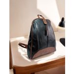 Fekete női hátizsák és válltáska barna díszítéssel.