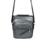 Fekete műbőr férfi oldaltáska, elején kettő zsebbel.