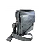 Fekete műbőr férfi oldaltáska, elején kettő zsebbel.