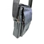 Fekete műbőr férfi oldaltáska, elején kettő zsebbel.