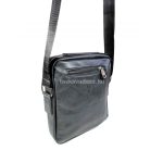 Fekete műbőr férfi oldaltáska, elején kettő zsebbel.