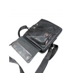 Fekete műbőr férfi oldaltáska, elején kettő zsebbel.