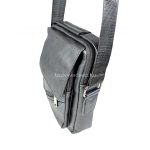 Fekete műbőr férfi oldaltáska, elején kettő zsebbel.