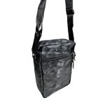 Férfi oldaltáska elején kettő cipzáros zsebbel.