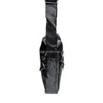 Férfi oldaltáska elején kettő cipzáros zsebbel.