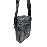 Férfi oldaltáska elején kettő cipzáros zsebbel.