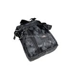 Férfi oldaltáska elején kettő cipzáros zsebbel.