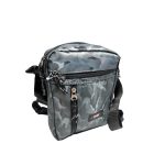  Férfi terepmintás válltáska, elején kettő zsebbel.