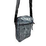  Férfi terepmintás válltáska, elején kettő zsebbel.