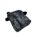  Férfi terepmintás válltáska, elején kettő zsebbel.