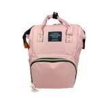 Világos színű sportos hátizsák.