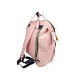 Világos színű sportos hátizsák.