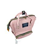 Világos színű sportos hátizsák.