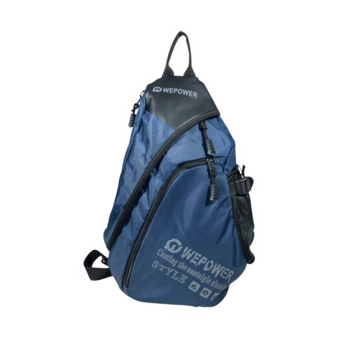 Férfi kék testtáska, mely hátizsákká alakítható.