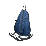 Férfi kék testtáska, mely hátizsákká alakítható.