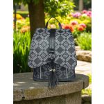 Fekete mintás női hátitáska elején zsebekkel.