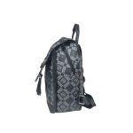 Fekete mintás női hátitáska elején zsebekkel.