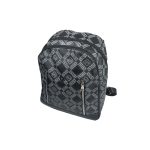 Fekete mintás női hátitáska elején zsebekkel.