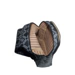 Fekete mintás női hátitáska elején zsebekkel.