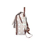 Nagyméretű mintás női hátizsák elején zsebekkel.