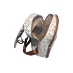 Nagyméretű mintás női hátizsák elején zsebekkel.