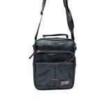 Fekete kicsi férfi oldaltáska zsebekkel.