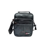 Fekete kicsi férfi oldaltáska zsebekkel.