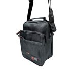 Fekete kicsi férfi oldaltáska zsebekkel.