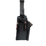 Fekete kicsi férfi oldaltáska zsebekkel.