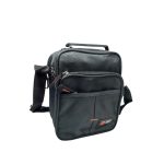 Fekete kicsi férfi oldaltáska zsebekkel.