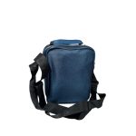 Kék férfi kicsi oldaltáska elején kettő zsebbel.