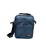 Kék férfi kicsi oldaltáska elején kettő zsebbel.