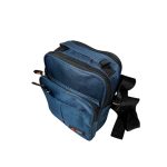 Kék férfi kicsi oldaltáska elején kettő zsebbel.