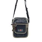 Kétszínű férfi oldaltáska három külső zsebbel.