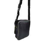 Kétszínű férfi oldaltáska három külső zsebbel.