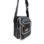 Kétszínű férfi oldaltáska három külső zsebbel.