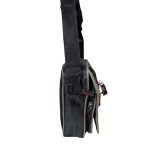 Kétszínű férfi oldaltáska három külső zsebbel.