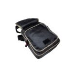 Kétszínű férfi oldaltáska három külső zsebbel.