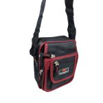 Unisex oldaltáska, elején három zsebbel. 