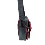 Unisex oldaltáska, elején három zsebbel. 